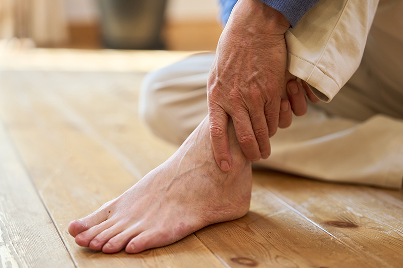 How Does Foot and Ankle Pain Affect Balance While Walking?