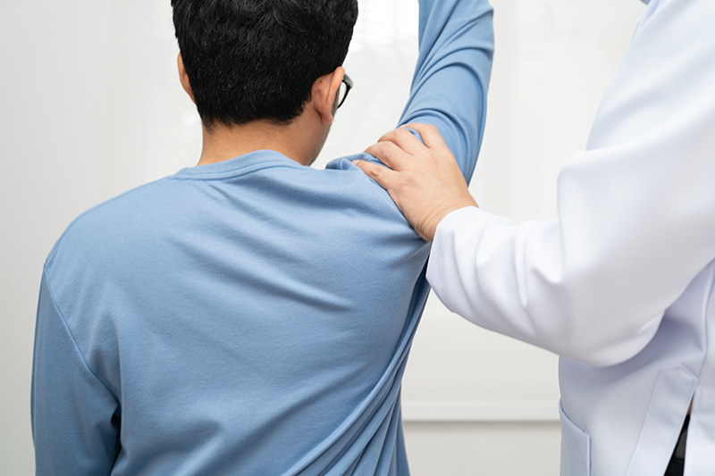 Labral Tear Treatment Options: Rehabilitation vs. Surgery